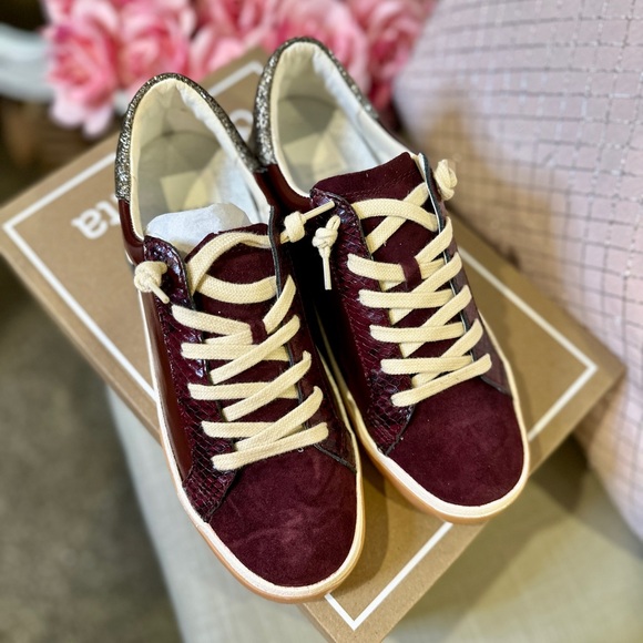 NEW Sz. 7.5 Dolce Vita ZINA Burgundy Crinkle Patent Leather Fashion Sneakers - Picture 2 of 5